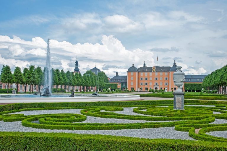 1000_Schwetzingen_Schlossgarten-Broderiebeet-und-Schloss04_GK-2018